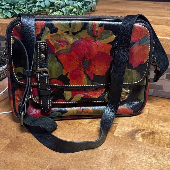 Patricia Nash Red and Black Floral Shoulder purse 12x9 absolutely stunning bag - Picture 15 of 16